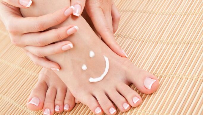 aplicando cremas medicinales