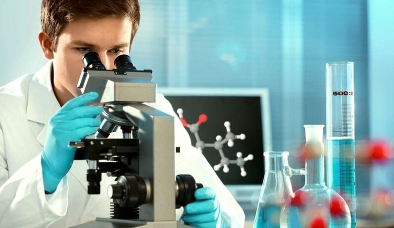 un especialista examina el material bajo un microscopio