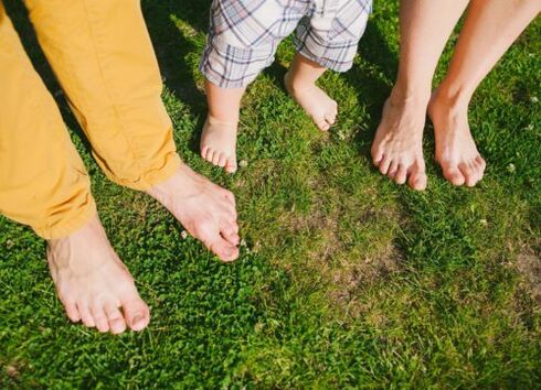 piernas sanas después del tratamiento de hongos en la piel