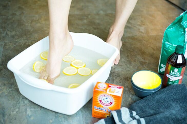 Baño de pies con celidonia para hongos en las uñas.